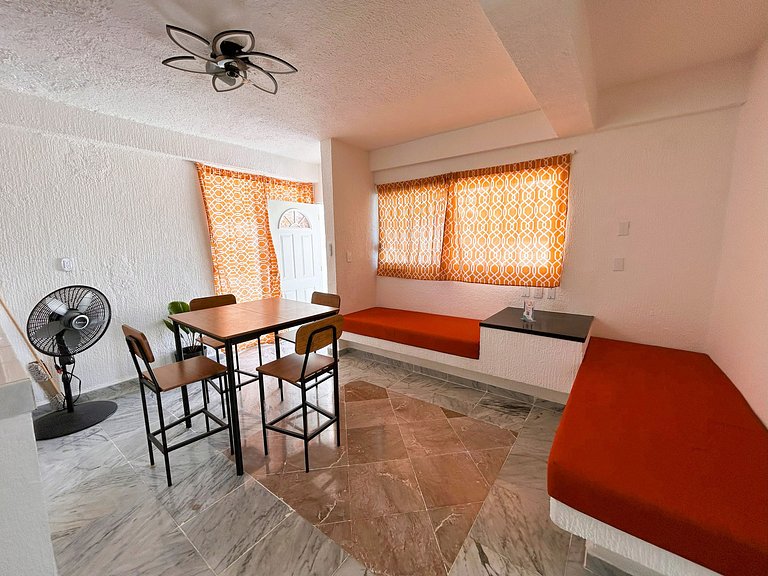 Amplia villa con balcón y vista al mar