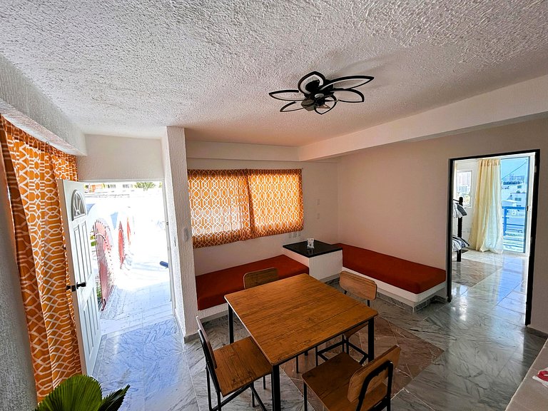 Amplia villa con balcón y vista al mar