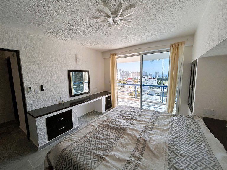 Amplia villa con balcón y vista al mar