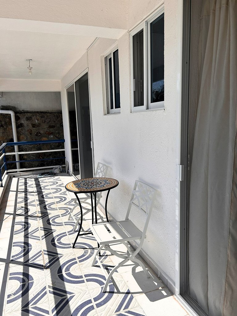 Amplia villa con balcón y vista al mar