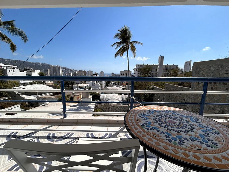 Amplia villa con balcón y vista al mar